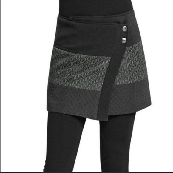 EXCELLENT CONDITION CUTE CABI #926 BLACK WRAPAROUND TEXTURED SWATHE SKIRT SMALL - Picture 1 of 12
